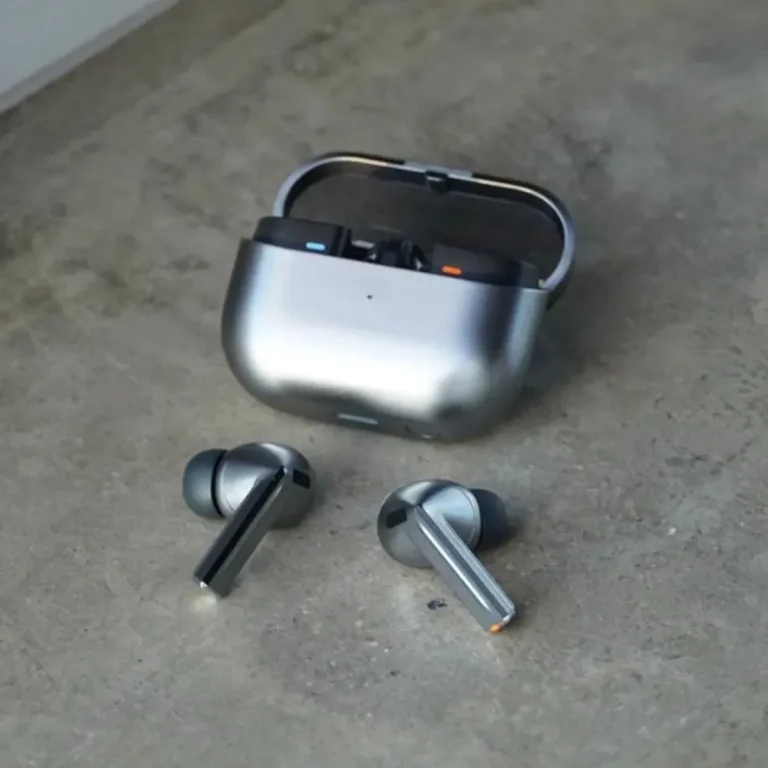 هدفون بلوتوثی سامسونگ مدل Galaxy Buds۳ Pro دارای نویز کنسلینگ فعال (ANC)، درگاه شارژ USB Type-C، شارژ بی سیم، با قابلیت اتصال به چند دستگاه، پشتیبانی از فرمان لمسی، پشتیبانی از دستیار صوتی، مقاوم در برابر آب