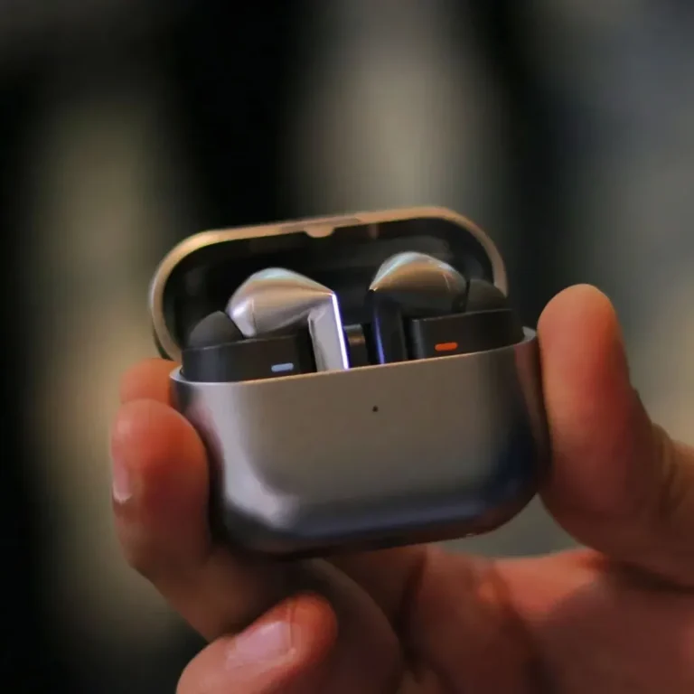 هدفون بلوتوثی سامسونگ مدل Galaxy Buds۳ Pro دارای نویز کنسلینگ فعال (ANC)، درگاه شارژ USB Type-C، شارژ بی سیم، با قابلیت اتصال به چند دستگاه، پشتیبانی از فرمان لمسی، پشتیبانی از دستیار صوتی، مقاوم در برابر آب