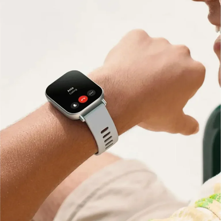 ساعت هوشمند شیائومی مدل Redmi Watch ۵ Active دارای قابلیت های قابلیت مکالمه از طریق بلوتوث، قابلیت تغییر طرح ساعت یا تم بند پلاستیک