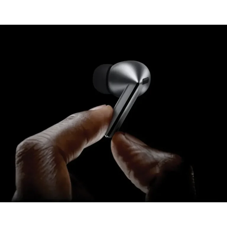 هدفون بلوتوثی سامسونگ مدل Galaxy Buds۳ Pro دارای نویز کنسلینگ فعال (ANC)، درگاه شارژ USB Type-C، شارژ بی سیم، با قابلیت اتصال به چند دستگاه، پشتیبانی از فرمان لمسی، پشتیبانی از دستیار صوتی، مقاوم در برابر آب