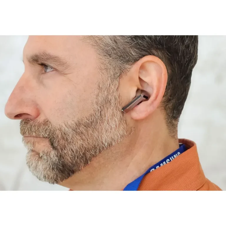 هدفون بلوتوثی سامسونگ مدل Galaxy Buds۳ Pro دارای نویز کنسلینگ فعال (ANC)، درگاه شارژ USB Type-C، شارژ بی سیم، با قابلیت اتصال به چند دستگاه، پشتیبانی از فرمان لمسی، پشتیبانی از دستیار صوتی، مقاوم در برابر آب
